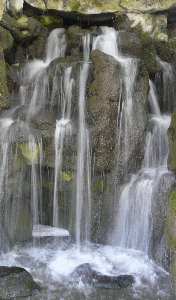 Chute d'eau dans le parc des Buttes Chaumont