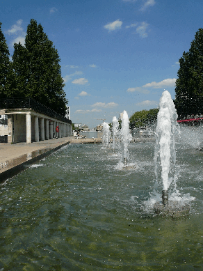 Partie du bassin, place Jean Jaurès, devant la Rotonde et face au canal de la Villette.